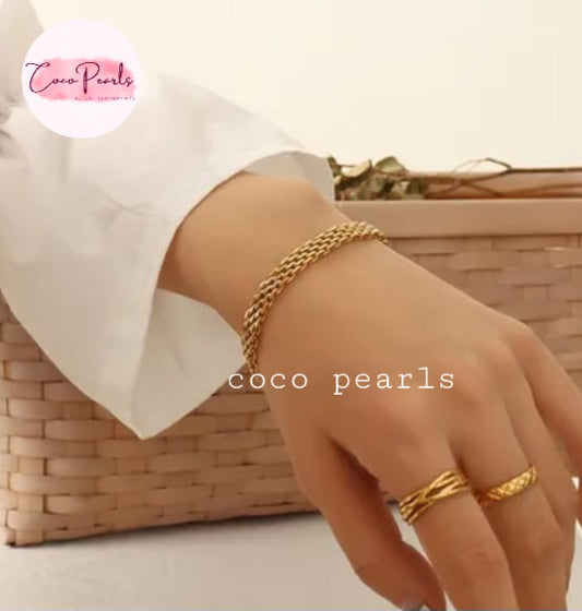 Coco pearls stainless Steel anti tarnish gold mesh majesty bracelet displayed on hand