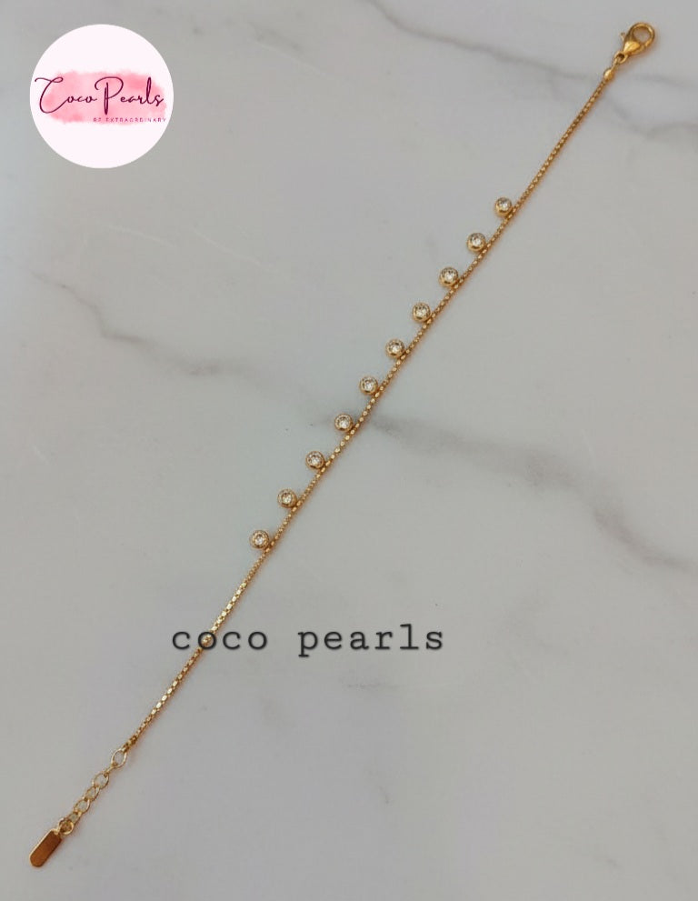 Coco Pearls Stainless steel anti tarnish Gold bracelet with pearls on a marble surface