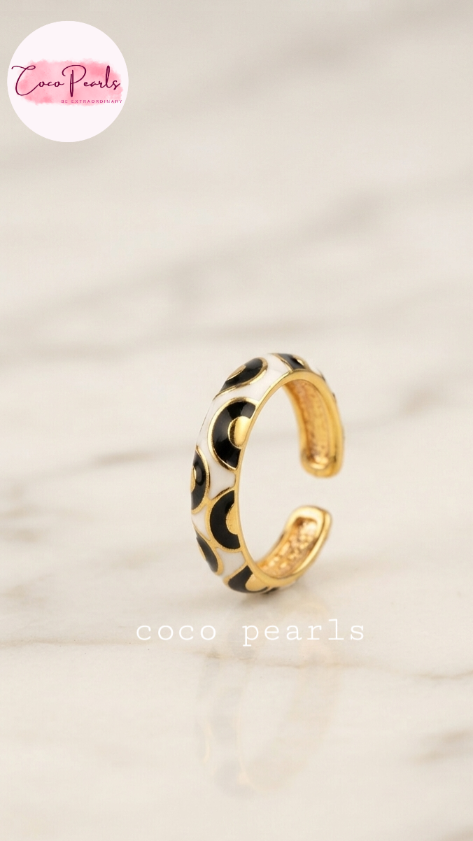 Coco pearls black wave adjustable ring displayed on background 