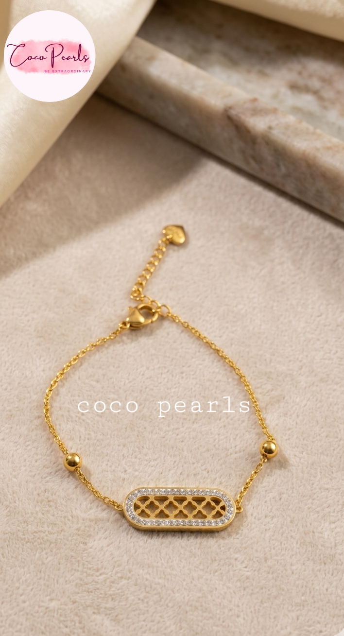 Coco pearls stainless Steel anti tarnish gold halo bracelet displayed on simple background 