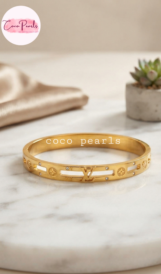 Coco pearls stainless Steel anti tarnish gold design handcuff displayed on simple background 