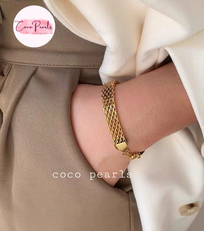 Coco pearls stainless Steel anti tarnish gold mesh majesty displayed in hand