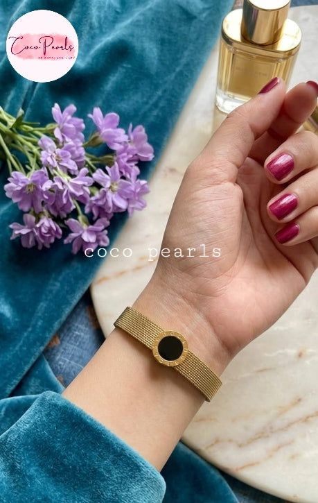 Coco pearls stainless Steel anti tarnish gold roman chain bracelet displayed on hand 