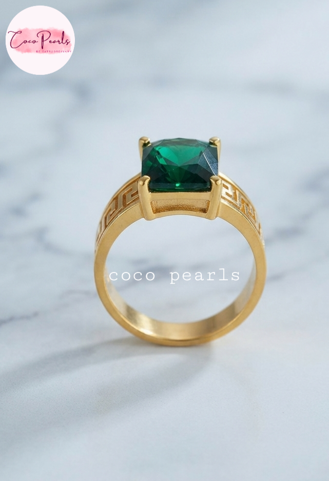 Coco pearls stainless Steel anti tarnish gold royal emerald ring with rectangular green stone in center