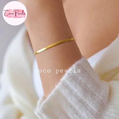Coco pearls stainless Steel anti tarnish gold  thin snake chain bracelet displayed on hand 