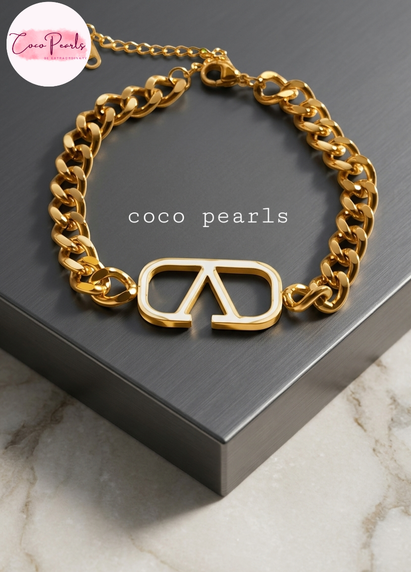 Coco pearls stainless Steel anti tarnish gold v-curb bracelet displayed on simple background 
