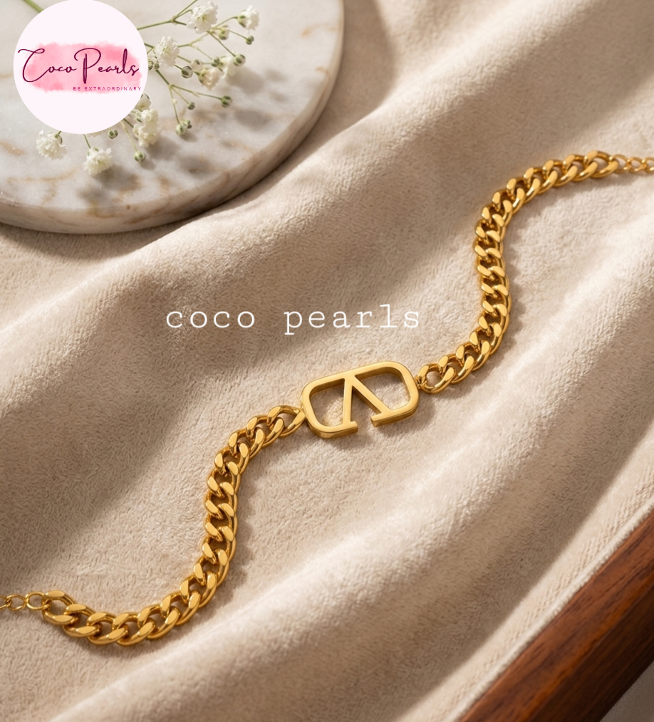 Coco pearls stainless Steel anti tarnish gold  v curb bracelet displayed on simple background 