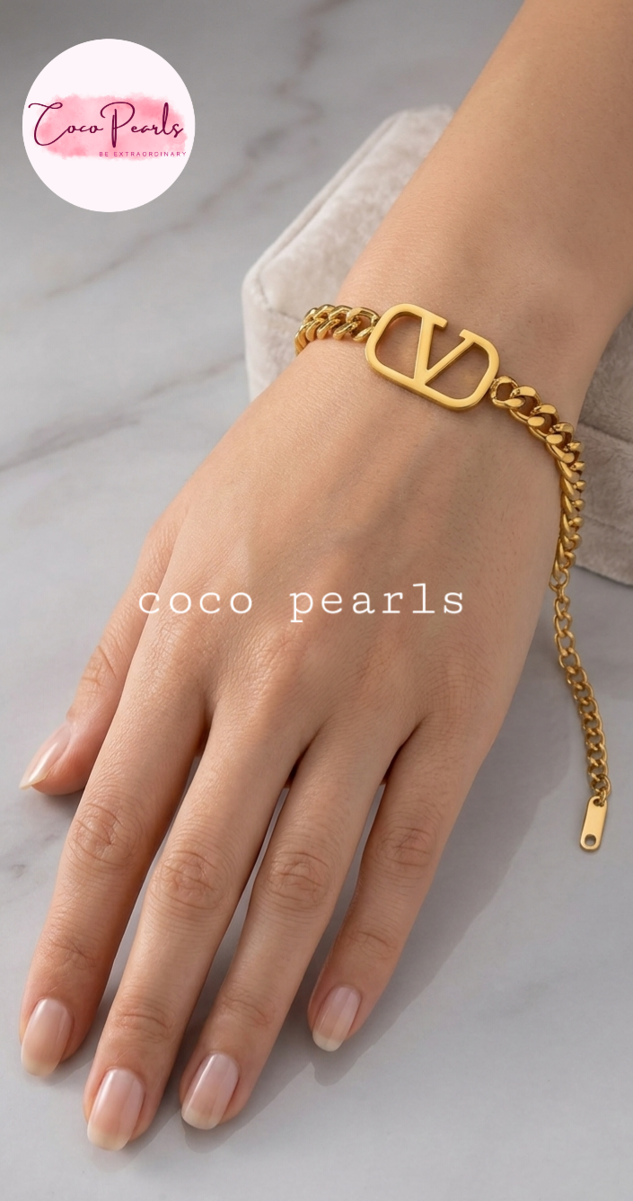 Coco Pearls Anti tarnish gold v curb bracelet displayed on hand