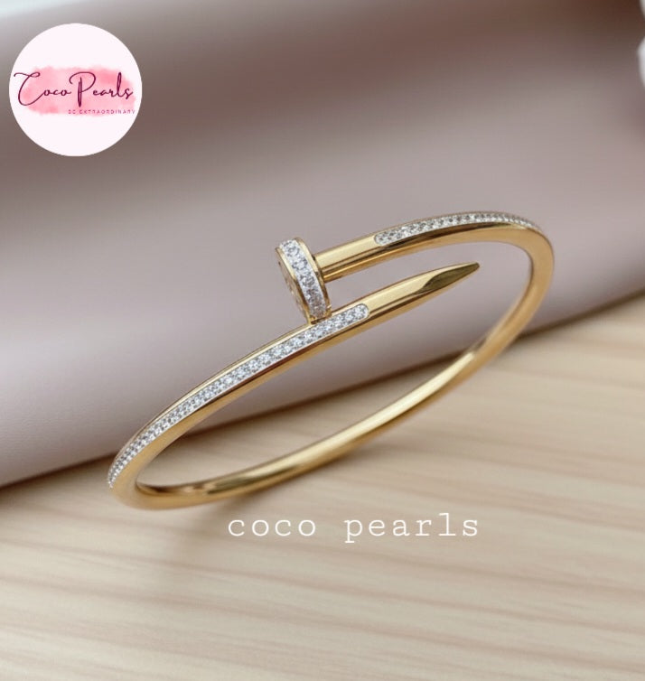 Coco Pearls Stainless Steel Anti Tarnish Gold Aurora nail handcuff diamonds studded on nail design handcuff on plain surface