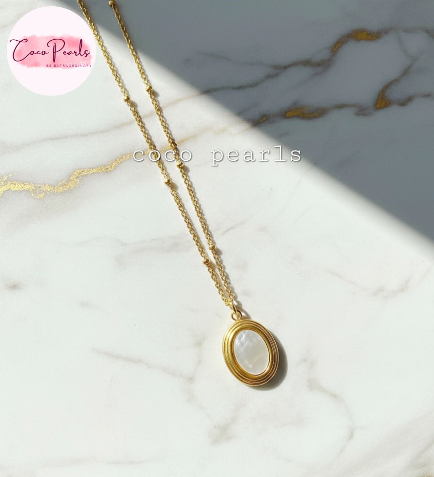 Coco Pearls Stainless Steel Anti Tarnish gold aurora necklace with with center in oval shape