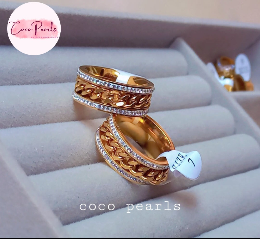 coco pearls stainless steel anti tarnish gold diamond studded with metal chain in center 