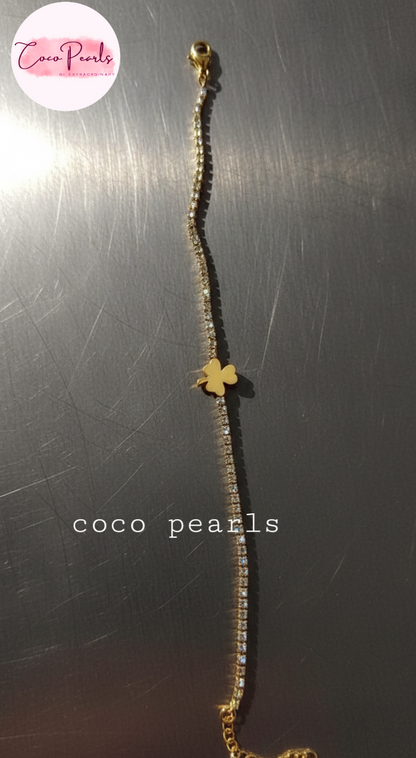 coco pearls stainless steel anti tarnish lucky charm bracelet. diamond studded with golden clover in center