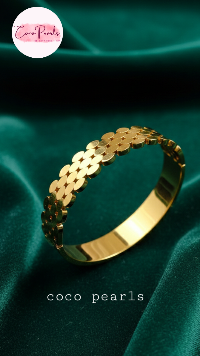 coco pearls Luxury Disc Wrap Handcuff crafted in stainless steel delivers bold elegance and lasting shine. This stainless steel accessory is anti tarnish, anti tarnish, anti tarnish, anti tarnish for everyday wear. 