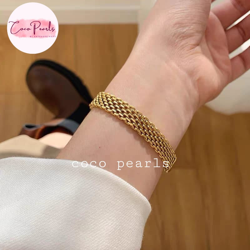 Coco pearls Steel anti tarnish gold mesh majesty bracelet displayed on hand