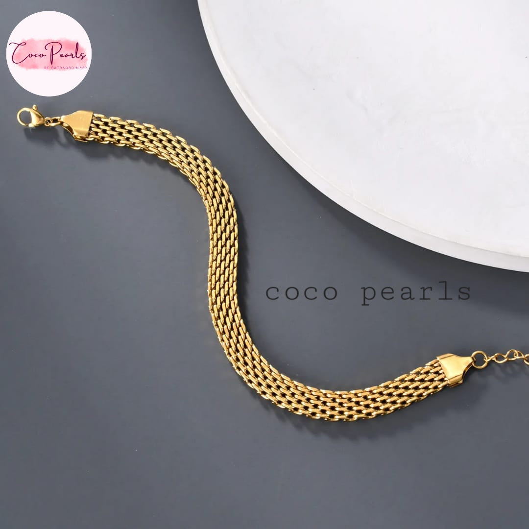 Coco Pearls Stainless steel anti tarnish Gold chain bracelet on a dark surface