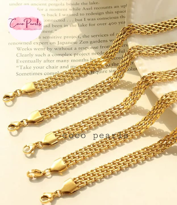 Coco pearls stainless Steel anti tarnish gold mesh majesty slim style displayed on simple background 