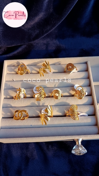 coco pearls stainless steel anti tarnish Gold rings displayed in a box on a dark background