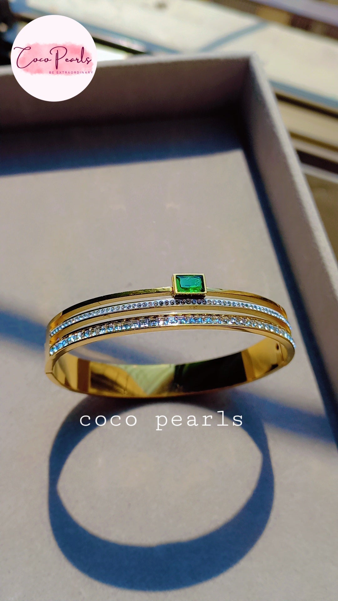 coco pearls stainless steel anti tarnish gold royal emerald diamand handcuff bangle bracelet with rhinestones and emerald in center 